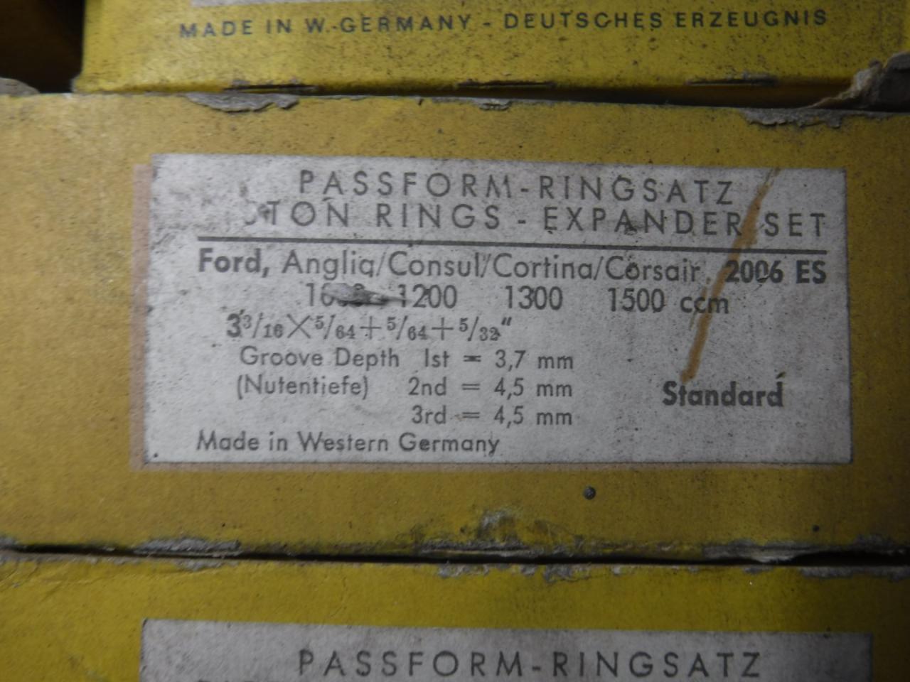 1900 several parts Pistons - Rings