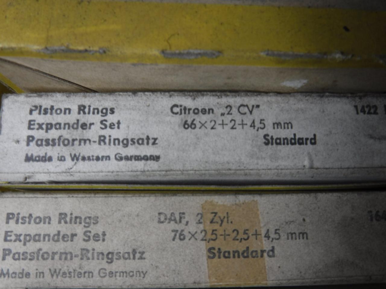 1900 several parts Pistons - Rings