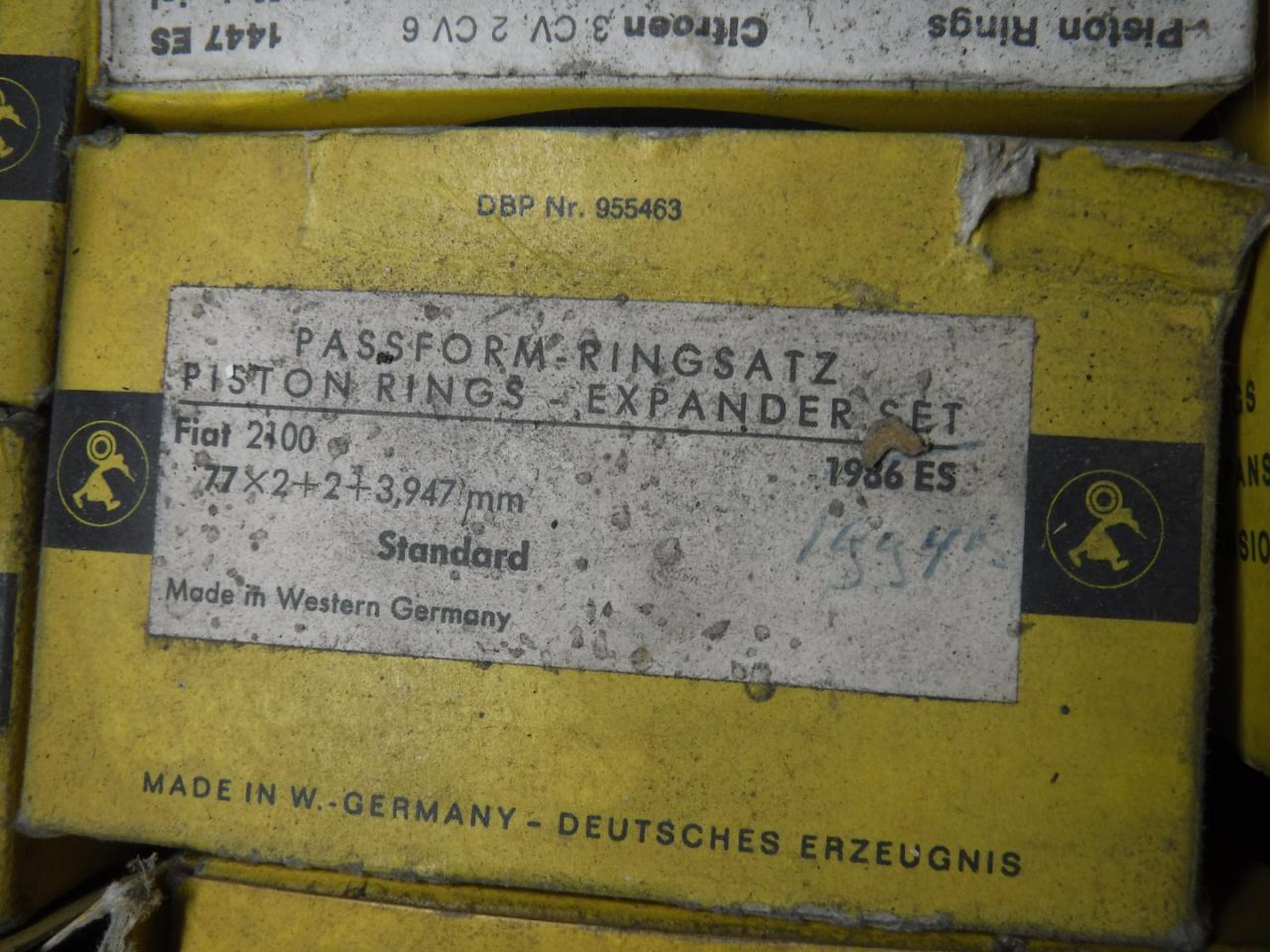 1900 several parts Pistons - Rings