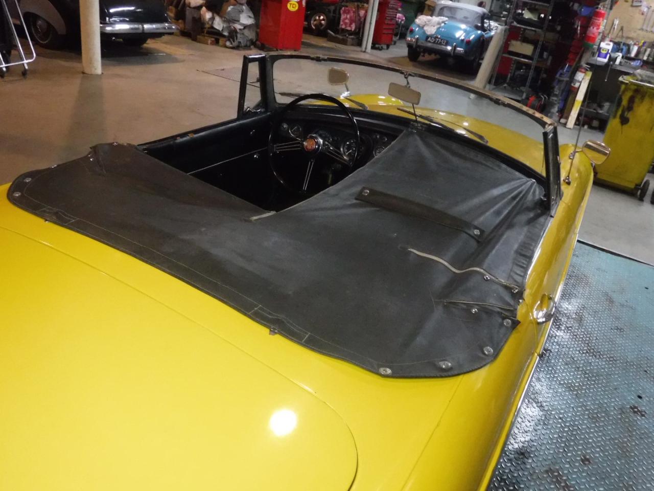 1967 MG B cabrio yellow