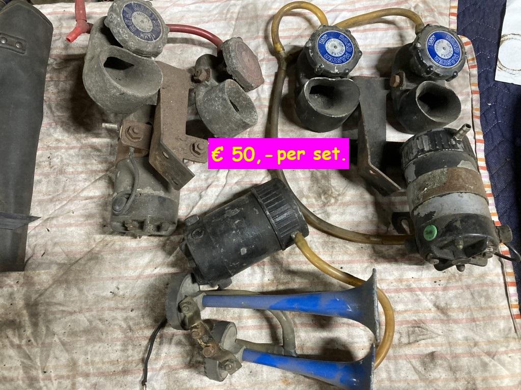 1960 Collectables Airhornes