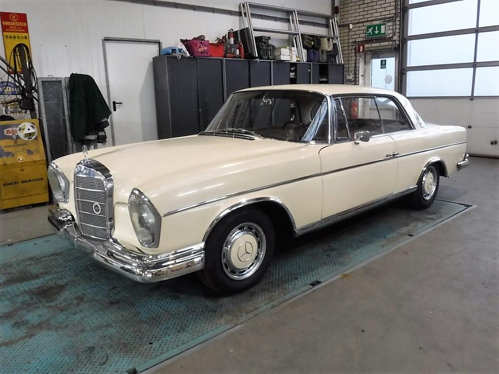 1967 Mercedes - Benz 300SE Coupe no. 9662