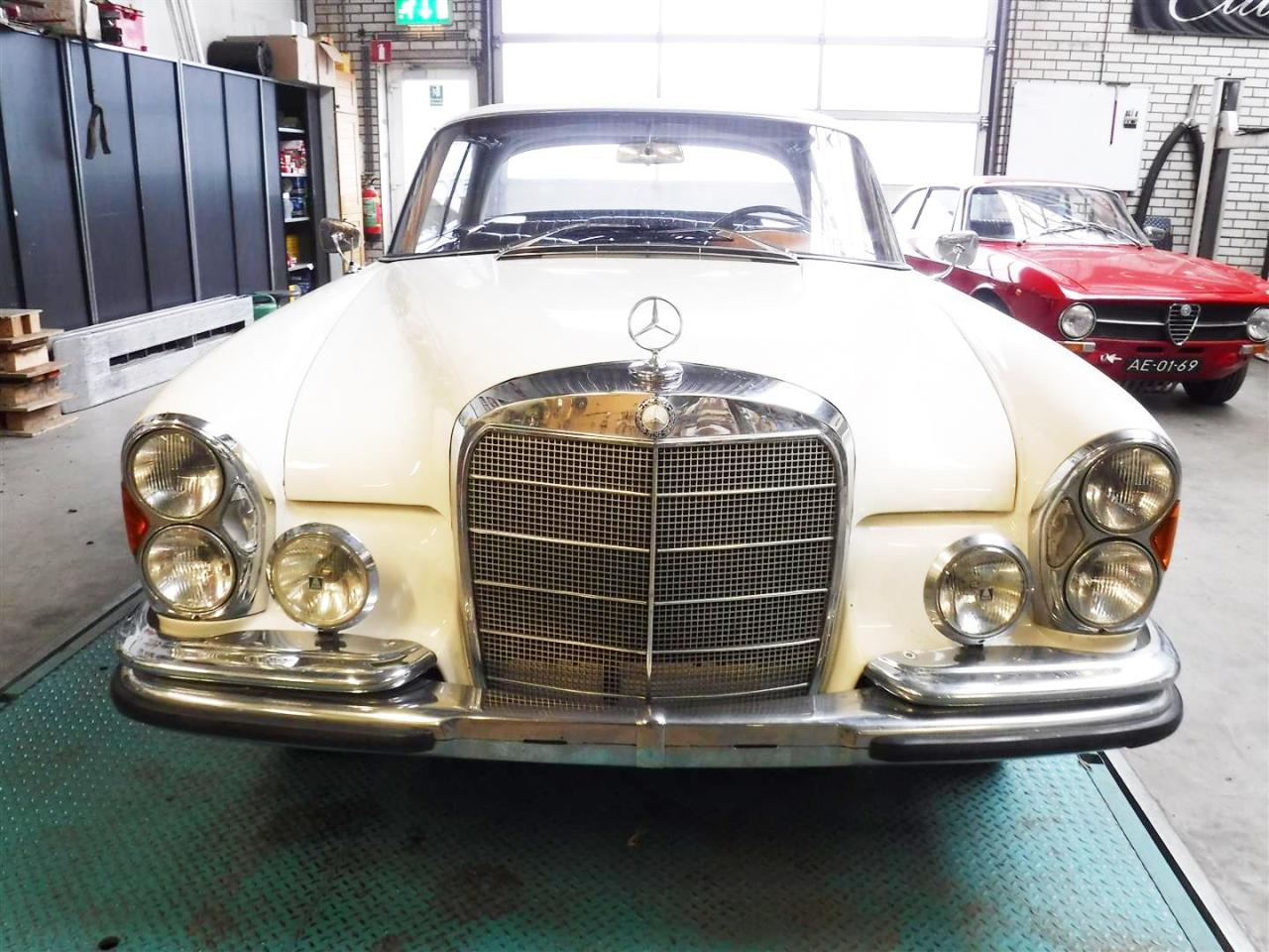 1962 Mercedes - Benz 300SE Coupe white W112