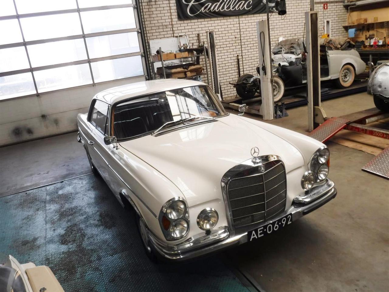 1962 Mercedes - Benz 300SE Coupe white W112