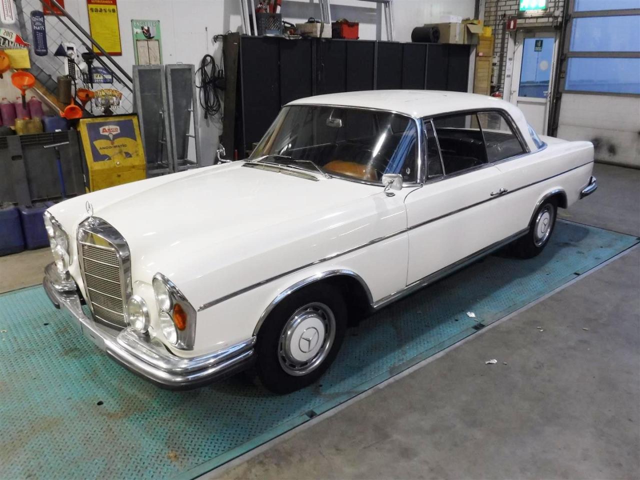 1962 Mercedes - Benz 300SE Coupe white W112