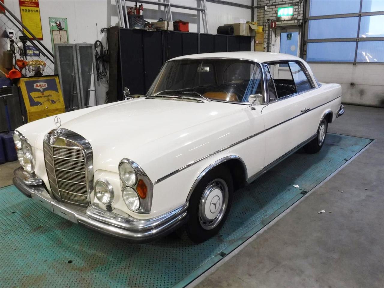 1962 Mercedes - Benz 300SE Coupe white W112