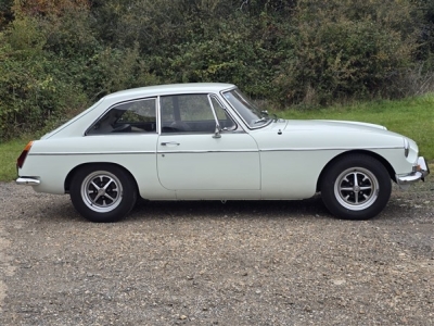 1973 MG B GT (Glacier White)