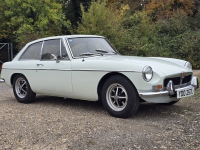 1973 MG B GT (Glacier White)
