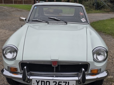 1973 MG B GT (Glacier White)