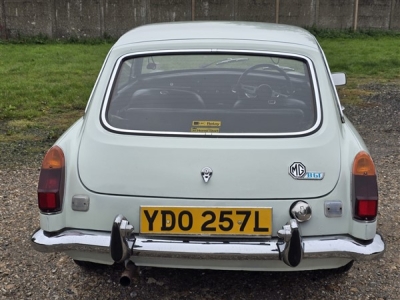 1973 MG B GT (Glacier White)