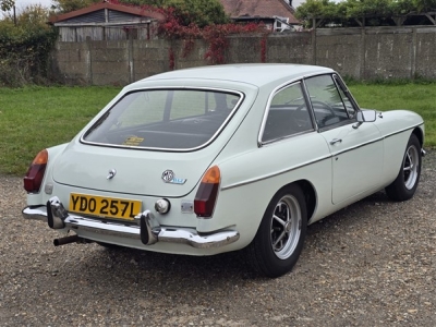 1973 MG B GT (Glacier White)