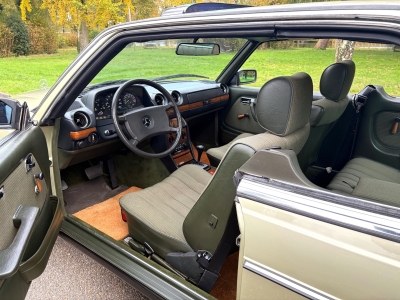 Mercedes-Benz 280 CE with extensive history, booklets and 120,760 km.
