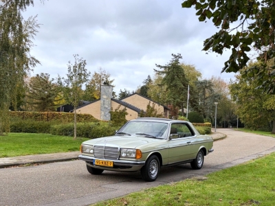 Mercedes-Benz 280 CE with extensive history, booklets and 120,760 km.