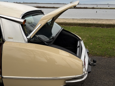 DS 21 Pallas 5 speed. 18 year 1 owner.