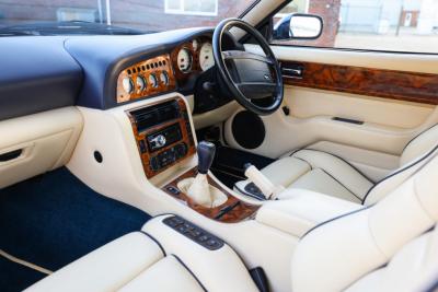 2000 Aston Martin Vantage