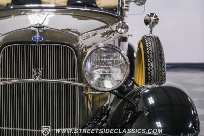 1932 Ford Model 18 V-8 Roadster Deluxe