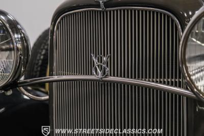 1932 Ford Model 18 V-8 Roadster Deluxe