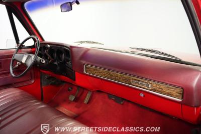 1976 Chevrolet C10 Custom Deluxe Stepside