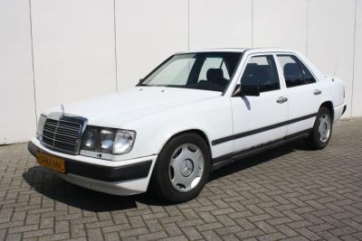 1985 Mercedes - Benz 200-serie