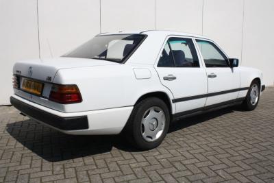 1985 Mercedes - Benz 200-serie