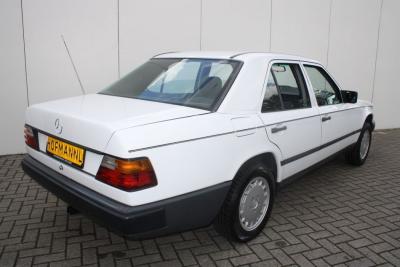 1986 Mercedes - Benz 200-serie
