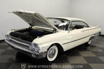 1961 Ford Galaxie Starliner
