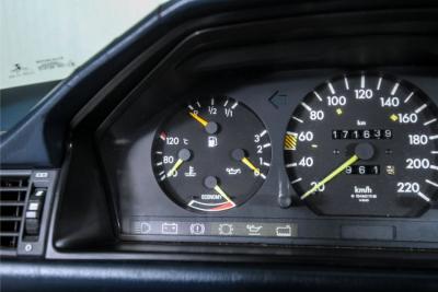 1986 Mercedes - Benz 200-serie