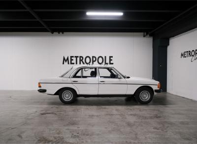 1977 Mercedes - Benz 200 series