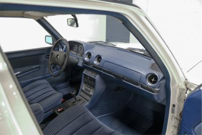 1977 Mercedes - Benz 200 series