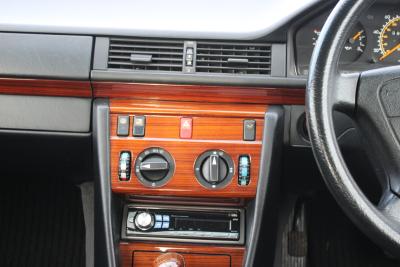 1995 Mercedes - Benz E220 COUPE AUTO