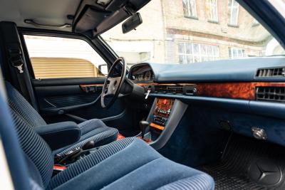 1984 Mercedes - Benz 500 SEL (Armoured)