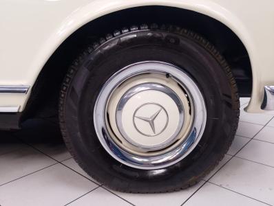 1965 Mercedes - Benz 230 SL Pagode