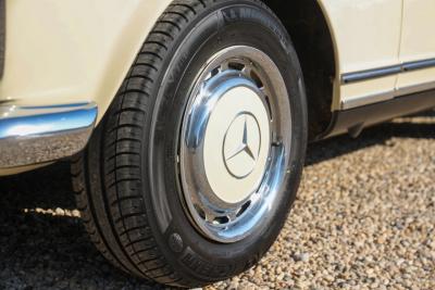 1967 Mercedes - Benz Mercedes Benz 250 SL Pagode