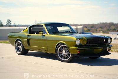 1965 Ford Mustang 2+2 Fastback Restomod