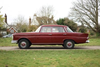 1967 Mercedes - Benz 220B Fintail