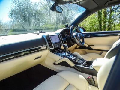 2017 Porsche 4.2 TD V8 S TiptronicS 4WD Euro 6 (s/s) 5dr