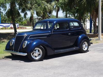 1937 Ford Deluxe Humpback 2-Door Sedan