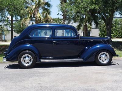 1937 Ford Deluxe Humpback 2-Door Sedan