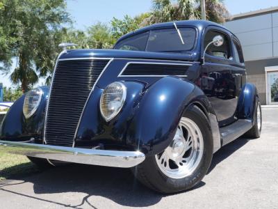 1937 Ford Deluxe Humpback 2-Door Sedan