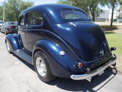 1937 Ford Deluxe Humpback 2-Door Sedan