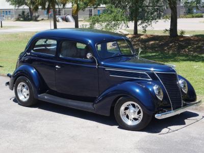 1937 Ford Deluxe Humpback 2-Door Sedan