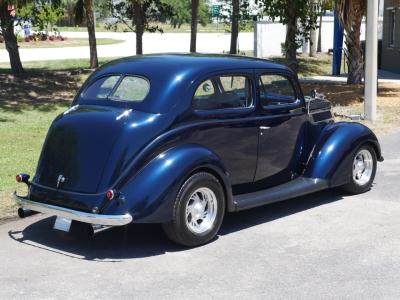 1937 Ford Deluxe Humpback 2-Door Sedan