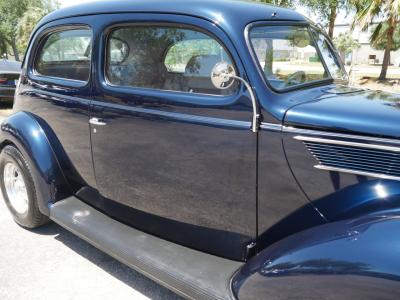 1937 Ford Deluxe Humpback 2-Door Sedan