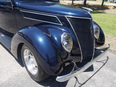 1937 Ford Deluxe Humpback 2-Door Sedan
