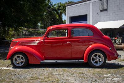 1937 Ford Tudor Humpback Sedan