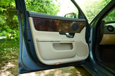 2012 Jaguar XJ Premium Luxury V8