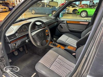 1992 Mercedes - Benz 200E