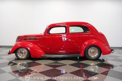 1937 Ford Tudor Humpback
