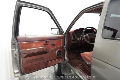 1989 Nissan 4x4 Hardbody Pick Up SE-V6