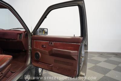 1989 Nissan 4x4 Hardbody Pick Up SE-V6